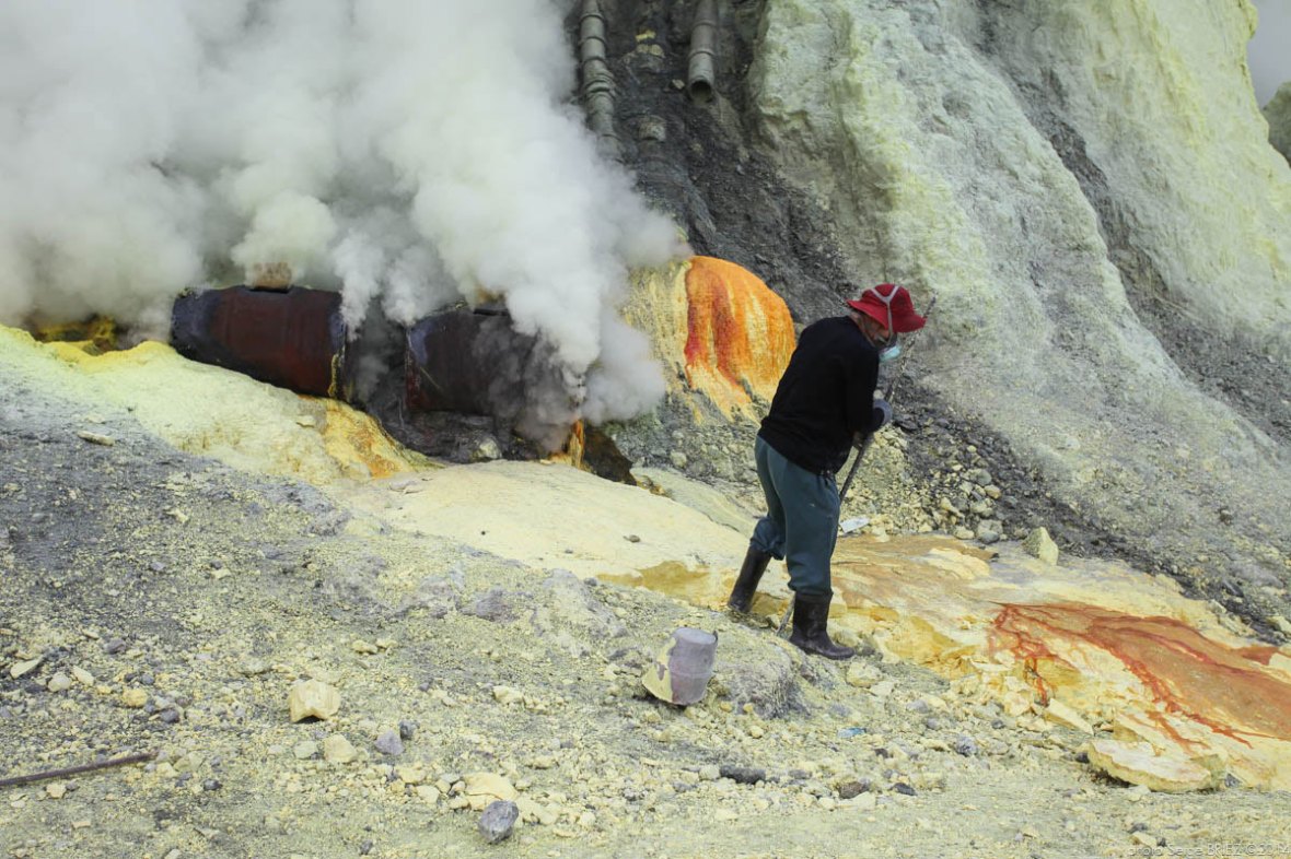 Sulfur picker in Java photographed by Serge Briez, photo Report ©Serge Briez, Cap médiations 2014