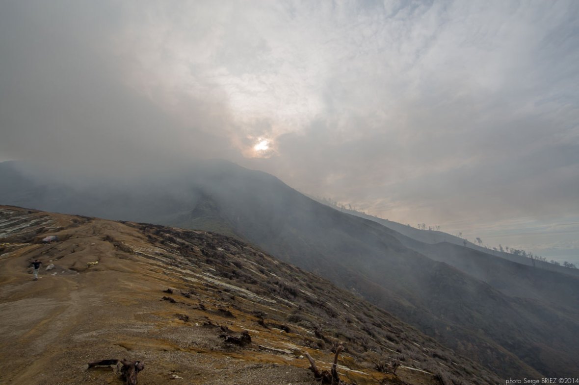 Sulfur picker in Java photographed by Serge Briez, photo Report ©Serge Briez, Cap médiations 2014