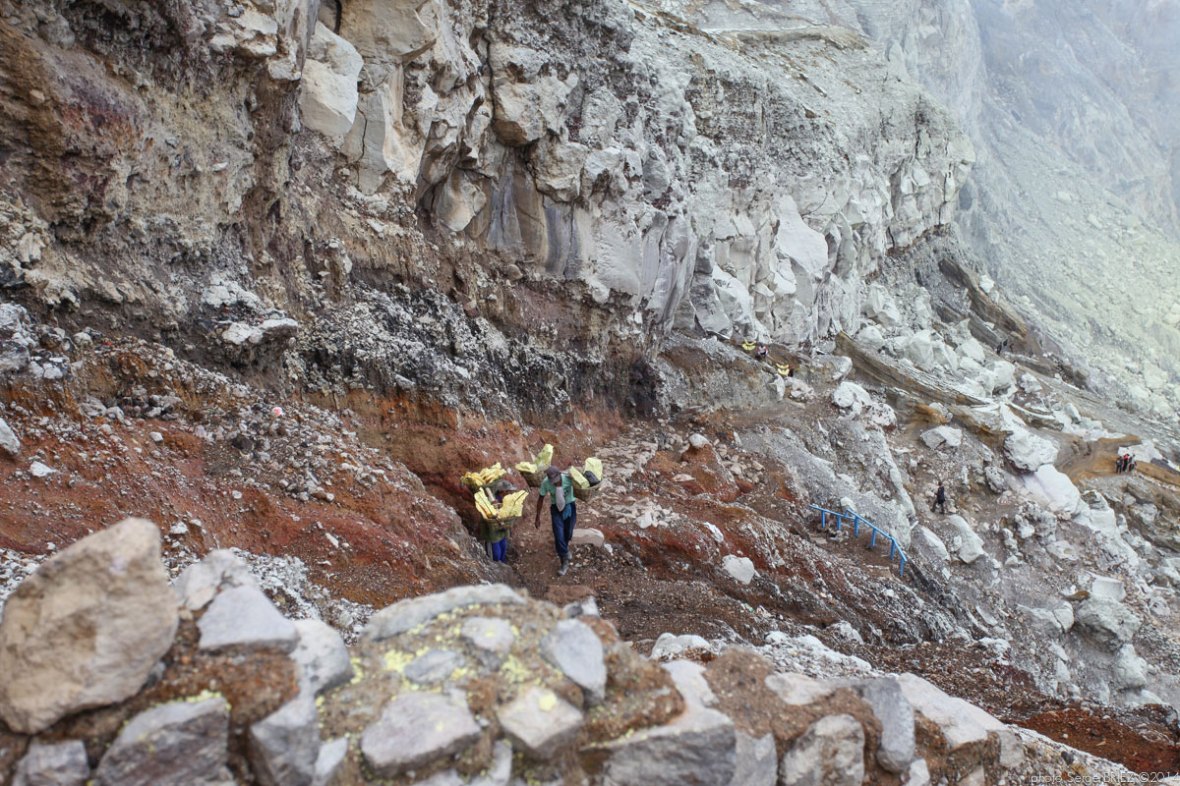Sulfur picker in Java photographed by Serge Briez, photo Report ©Serge Briez, Cap médiations 2014