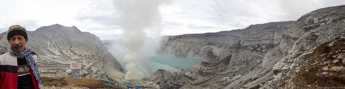 Sulfur picker in Java photographed by Serge Briez, photo Report ©Serge Briez, Cap médiations 2014