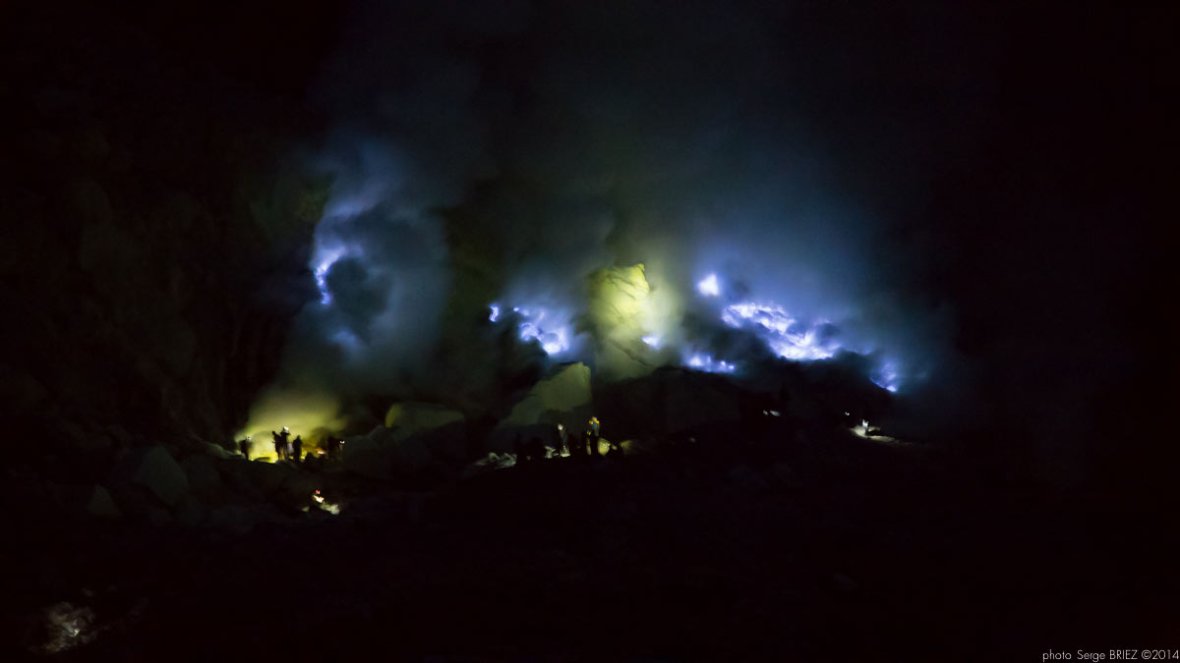 Sulfur picker in Java photographed by Serge Briez, photo Report ©Serge Briez, Cap médiations 2014