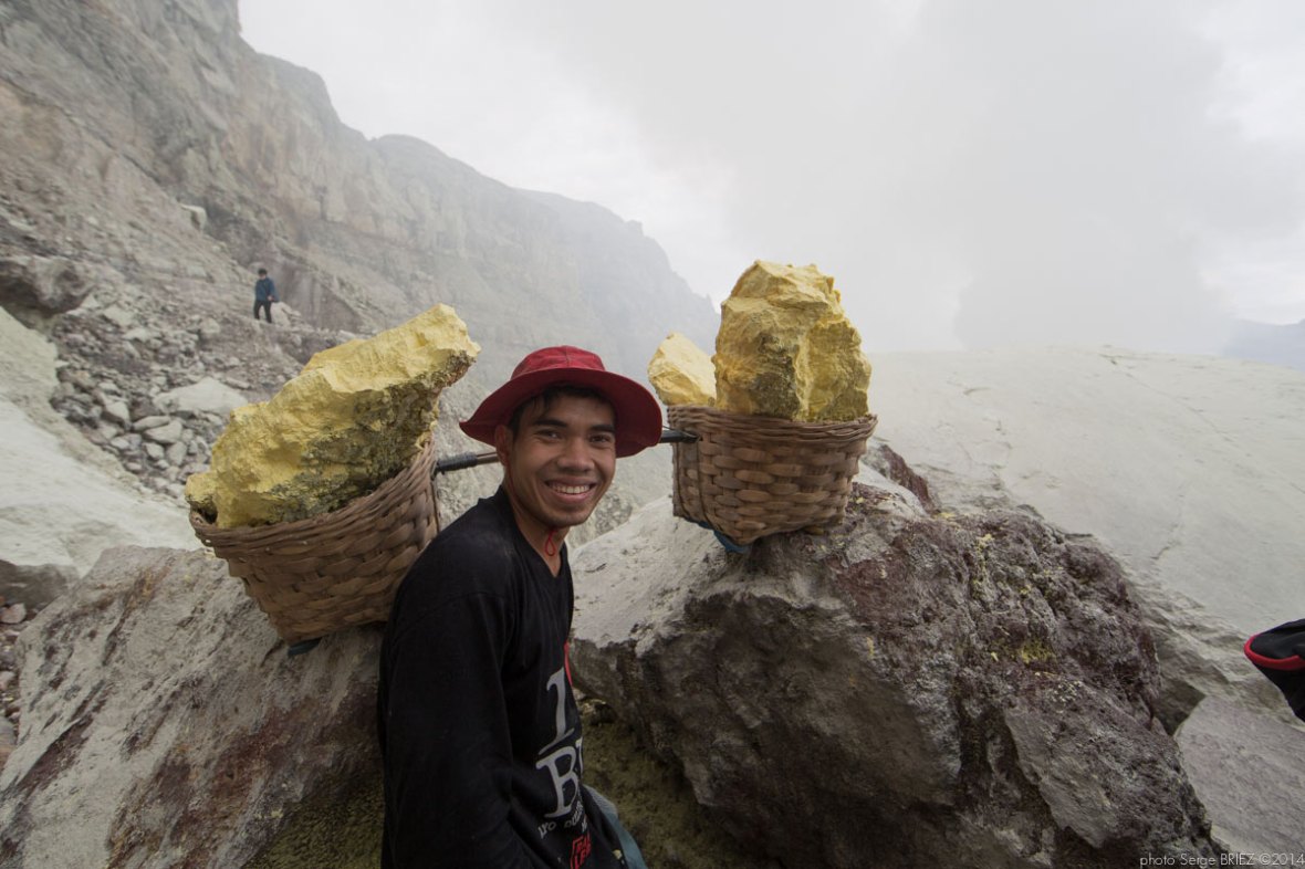 Sulfur picker in Java photographed by Serge Briez, photo Report ©Serge Briez, Cap médiations 2014