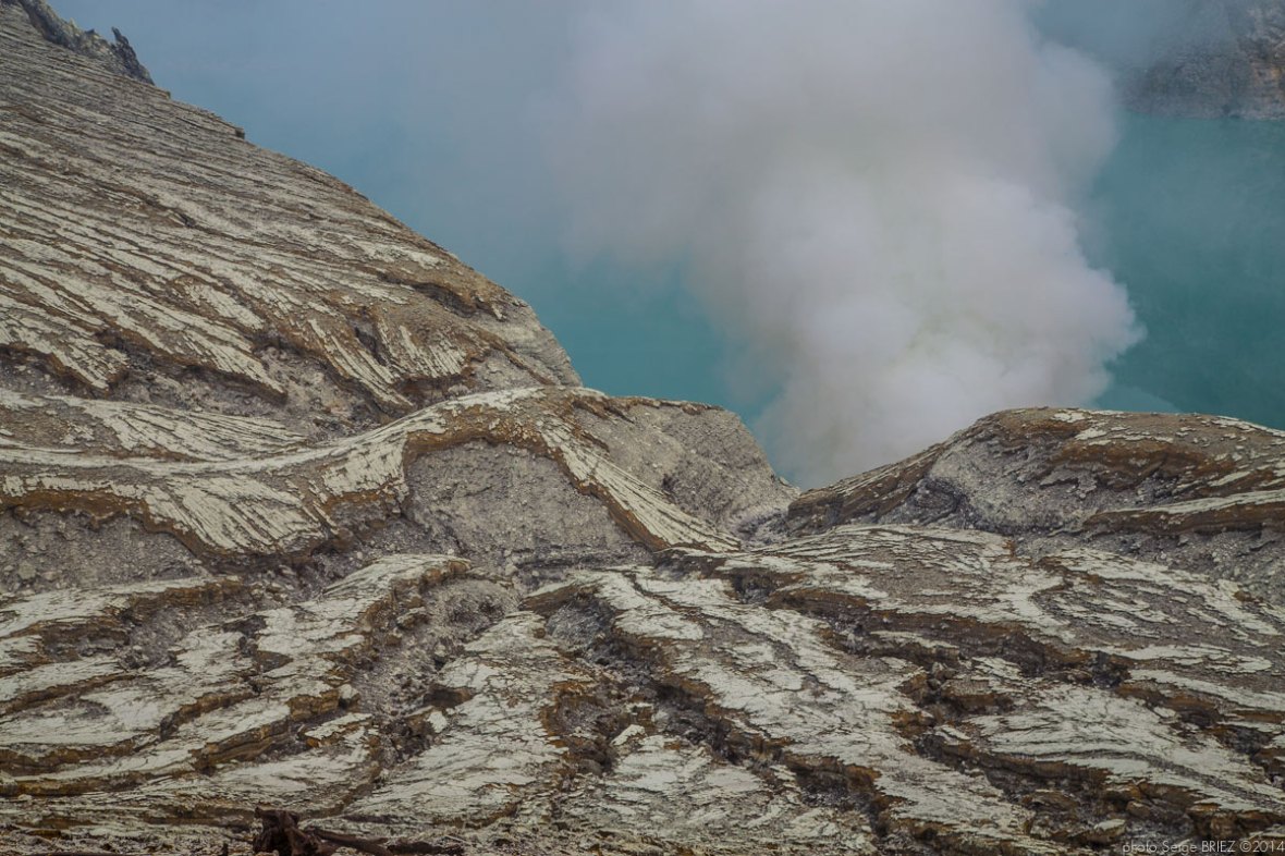 Sulfur picker in Java photographed by Serge Briez, photo Report ©Serge Briez, Cap médiations 2014