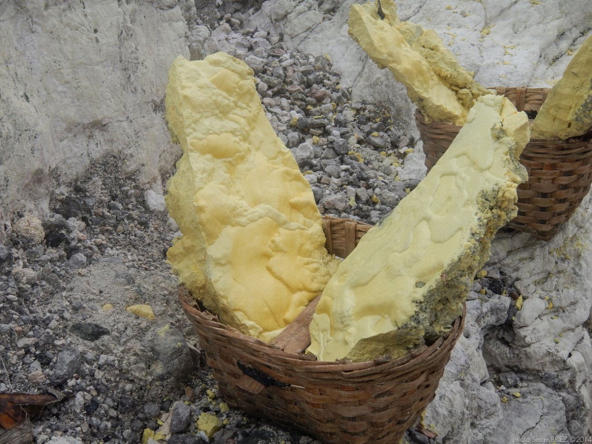 Sulfur picker in Java photographed by Serge Briez, photo Report ©Serge Briez, Cap médiations 2014