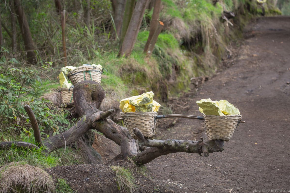 Sulfur picker in Java photographed by Serge Briez, photo Report ©Serge Briez, Cap médiations 2014