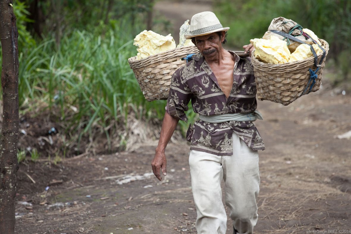 Sulfur picker in Java photographed by Serge Briez, photo Report ©Serge Briez, Cap médiations 2014