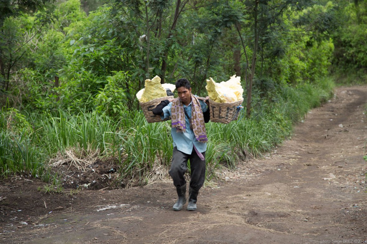 Sulfur picker in Java photographed by Serge Briez, photo Report ©Serge Briez, Cap médiations 2014