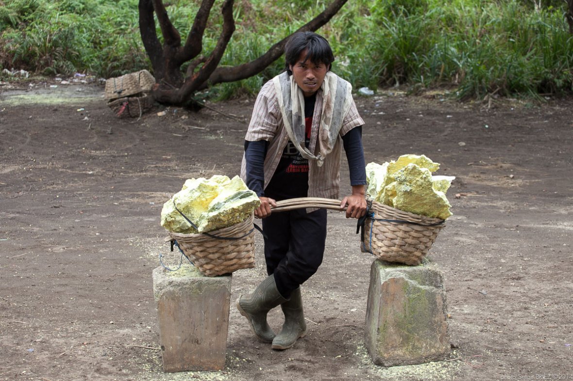 Sulfur picker in Java photographed by Serge Briez, photo Report ©Serge Briez, Cap médiations 2014