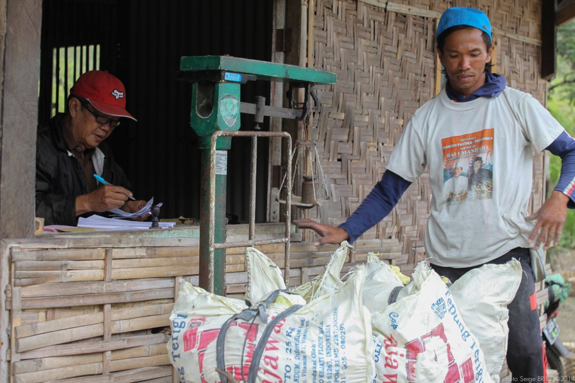 Sulfur picker in Java photographed by Serge Briez, photo Report ©Serge Briez, Cap médiations 2014