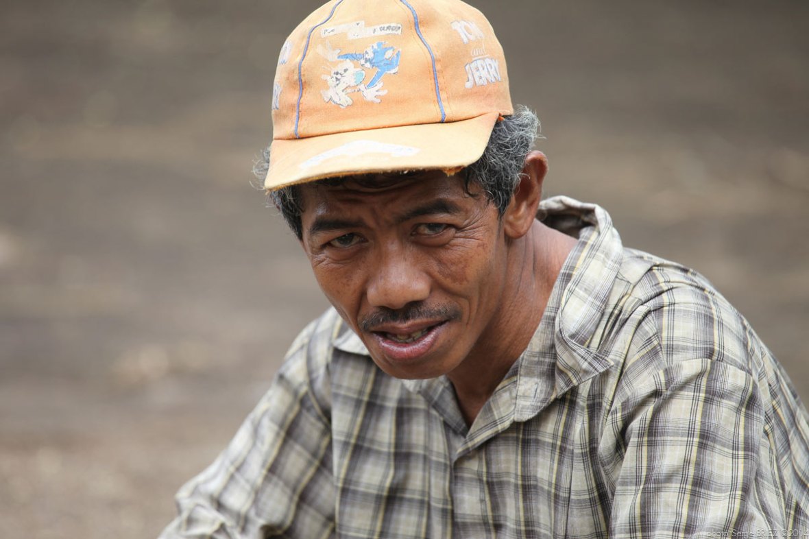 Sulfur picker in Java photographed by Serge Briez, photo Report ©Serge Briez, Cap médiations 2014