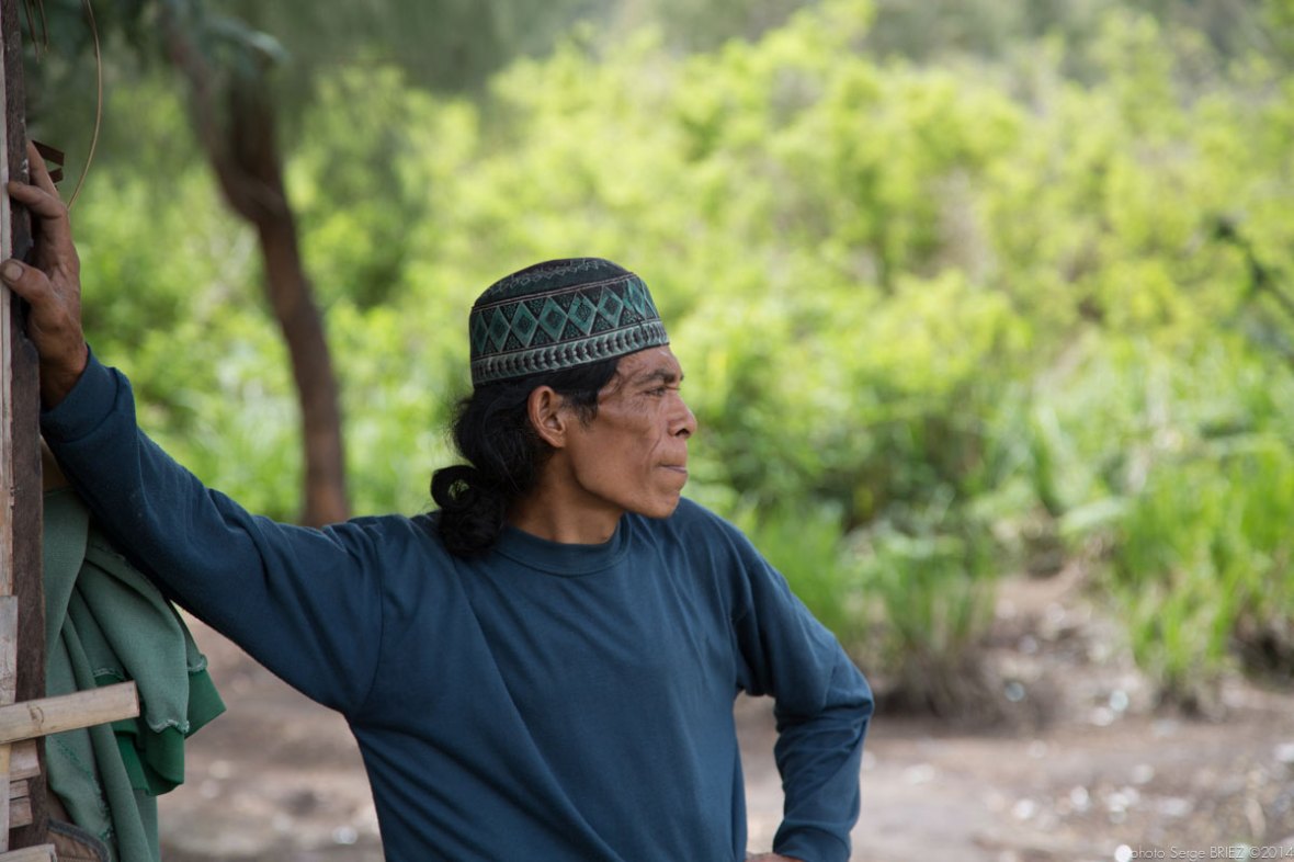 Sulfur picker in Java photographed by Serge Briez, photo Report ©Serge Briez, Cap médiations 2014