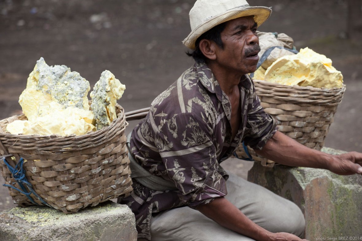 Sulfur picker in Java photographed by Serge Briez, photo Report ©Serge Briez, Cap médiations 2014