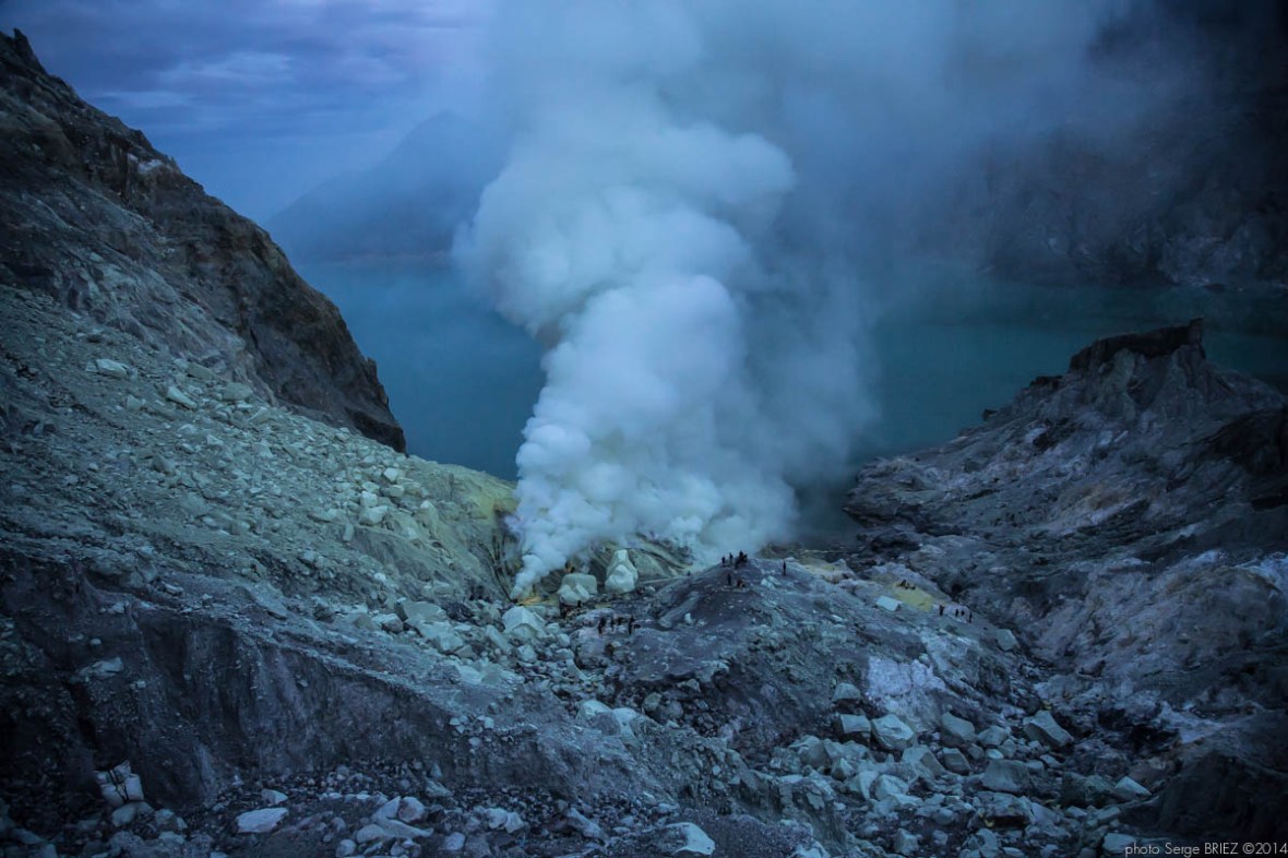 Sulfur picker in Java photographed by Serge Briez, photo Report ©Serge Briez, Cap médiations 2014