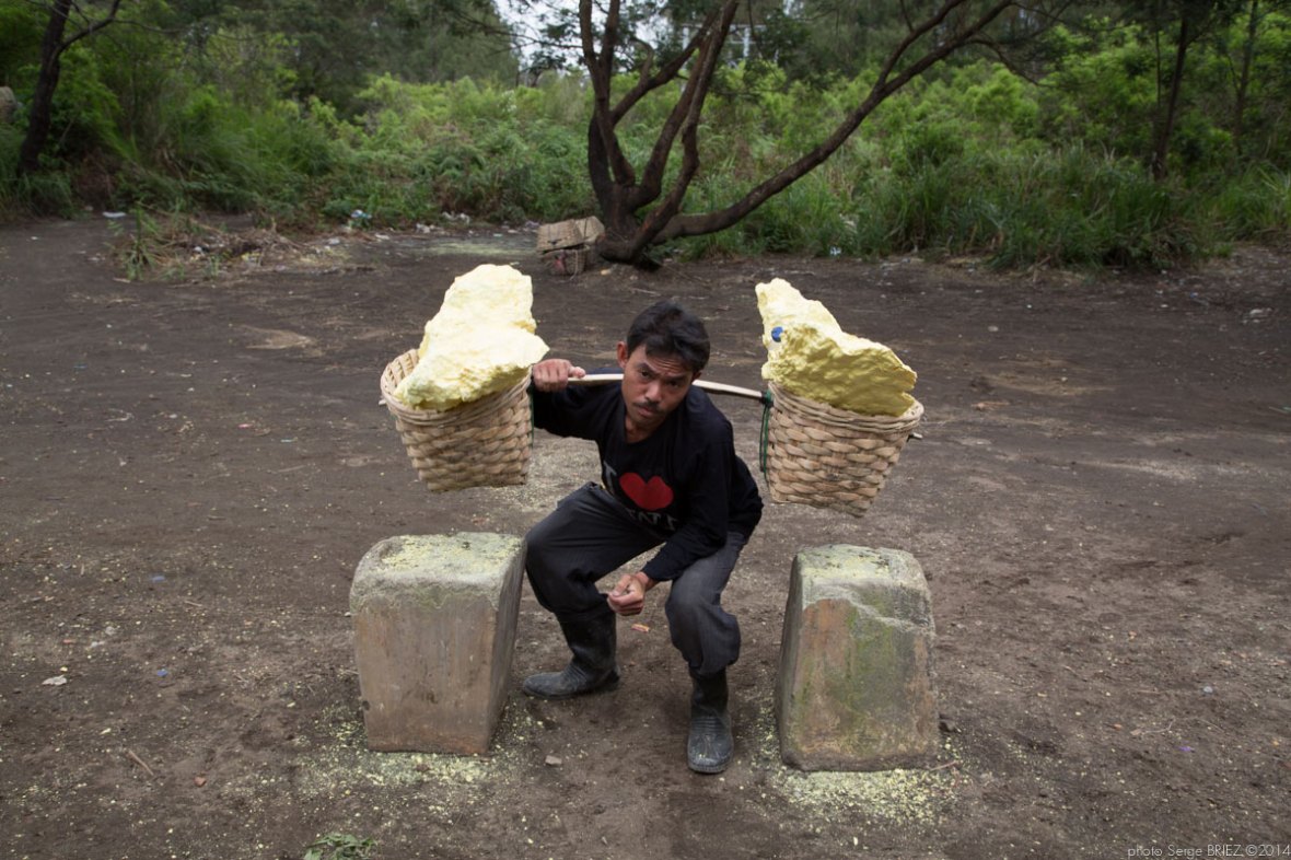 Sulfur picker in Java photographed by Serge Briez, photo Report ©Serge Briez, Cap médiations 2014