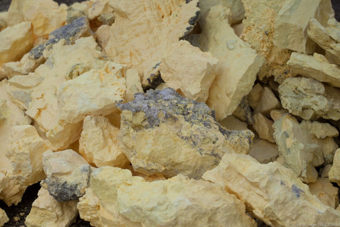 Sulfur picker in Java photographed by Serge Briez, photo Report ©Serge Briez, Cap médiations 2014