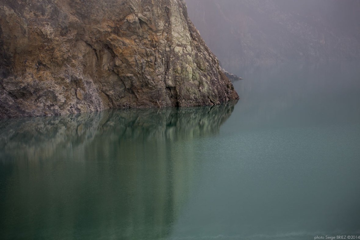 Sulfur picker in Java photographed by Serge Briez, photo Report ©Serge Briez, Cap médiations 2014
