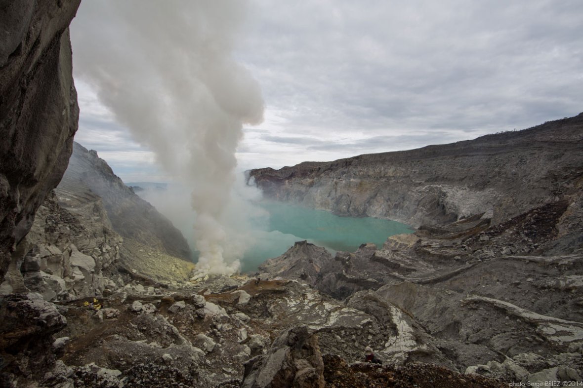Sulfur picker in Java photographed by Serge Briez, photo Report ©Serge Briez, Cap médiations 2014