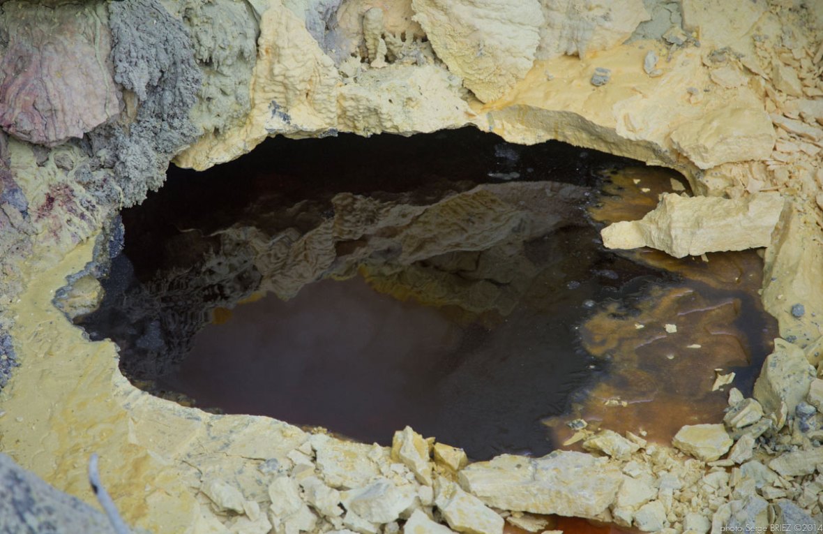 Sulfur picker in Java photographed by Serge Briez, photo Report ©Serge Briez, Cap médiations 2014