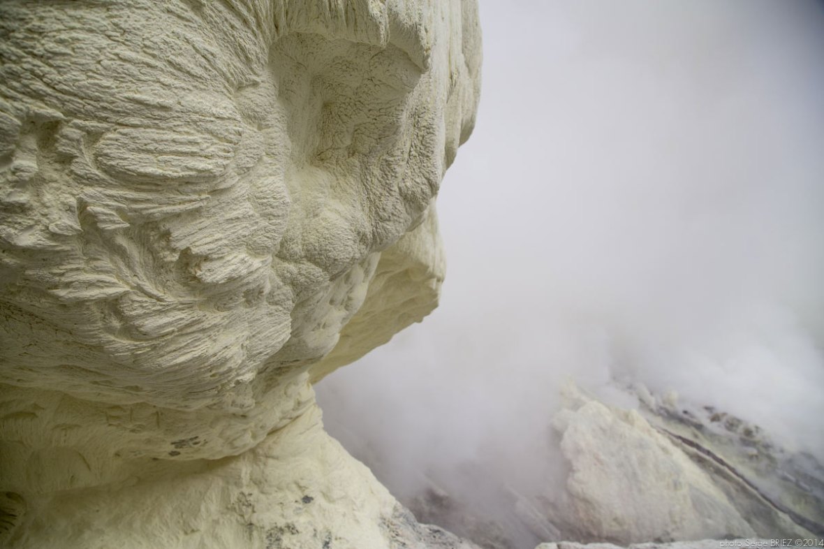 Sulfur picker in Java photographed by Serge Briez, photo Report ©Serge Briez, Cap médiations 2014