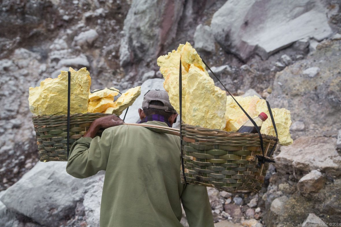 Sulfur picker in Java photographed by Serge Briez, photo Report ©Serge Briez, Cap médiations 2014