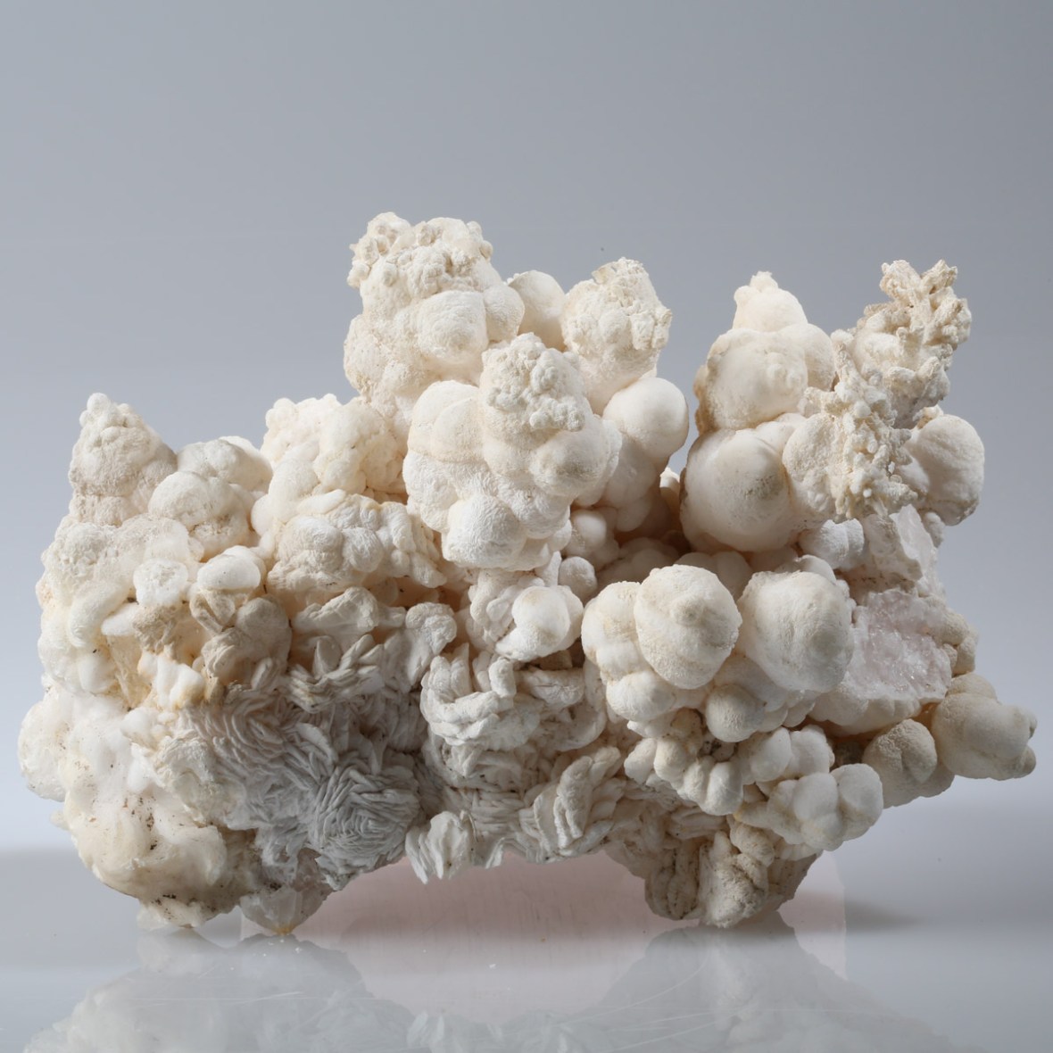 Aragonite coralloid photographed by Serge Briez for Imagin'all (http://www.cristaux-sante.com)