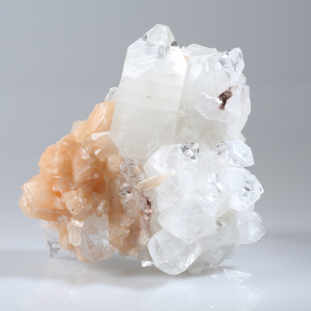 Apophyllite photographed by Serge Briez for Imagin'all (http://www.cristaux-sante.com)