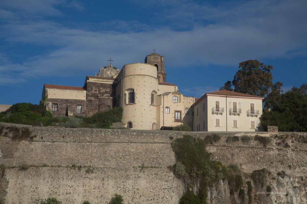 Lipari Castle and Cathedral, view of the boat Thera Explorer photographed by Serge Briez ©2014 Cap médiations, Thera Explorer