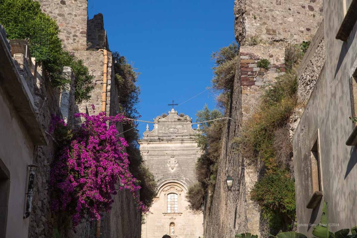 Ascent to the Basilica San Bartolomeo, Lipari photographed by Serge Briez ©2014 Cap médiations, Thera Explorer