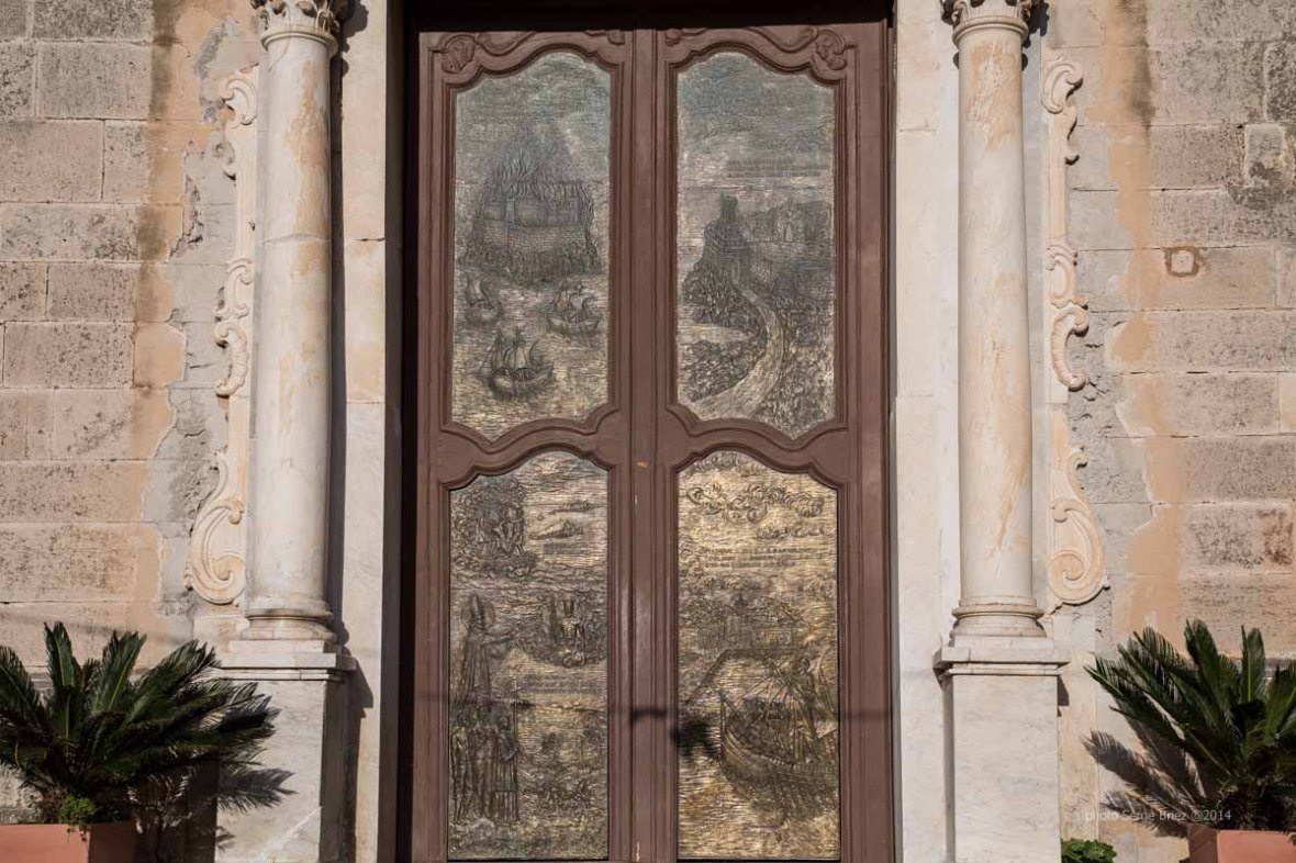 Bronze door to the Basilica San Bartolomeo, Lipari photographed by Serge Briez ©2014 Cap médiations, Thera Explorer