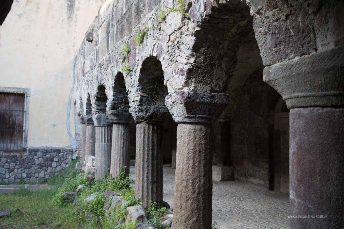 The eleventh century cloister, adjacent to the Basilica San Bartolomeo, Lipari photographed by Serge Briez ©2014 Cap médiations, Thera Explorer