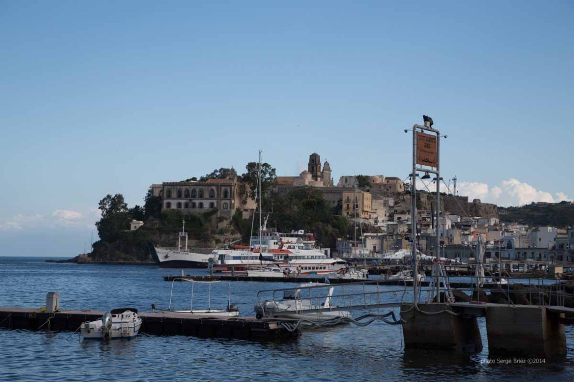 Lipari bay , pontoons mooring photographed by Serge Briez ©2014 Cap médiations, Thera Explorer