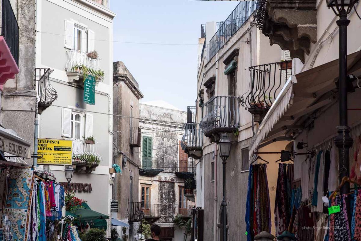 Streets of Lipari , Aeolian island photographed by Serge Briez ©2014 Cap médiations, Thera Explorer