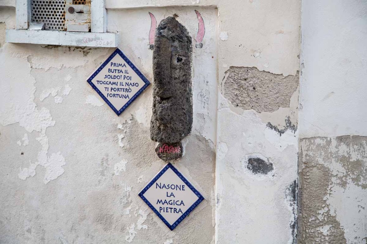 Sculpture volcanic stone on the walls of Lipari's houses photographed by Serge Briez ©2014 Cap médiations, Thera Explorer