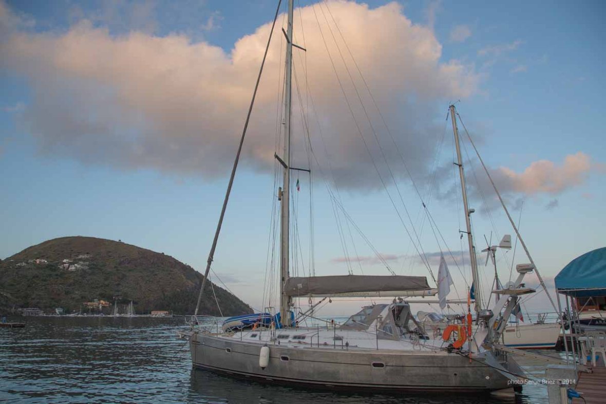 Thera Explorer Boat in Lipari's bay photographed by Serge Briez ©2014 Cap médiations, Thera Explorer