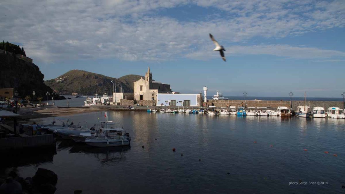 Lipari's Port photographed by Serge Briez ©2014 Cap médiations, Thera Explorer