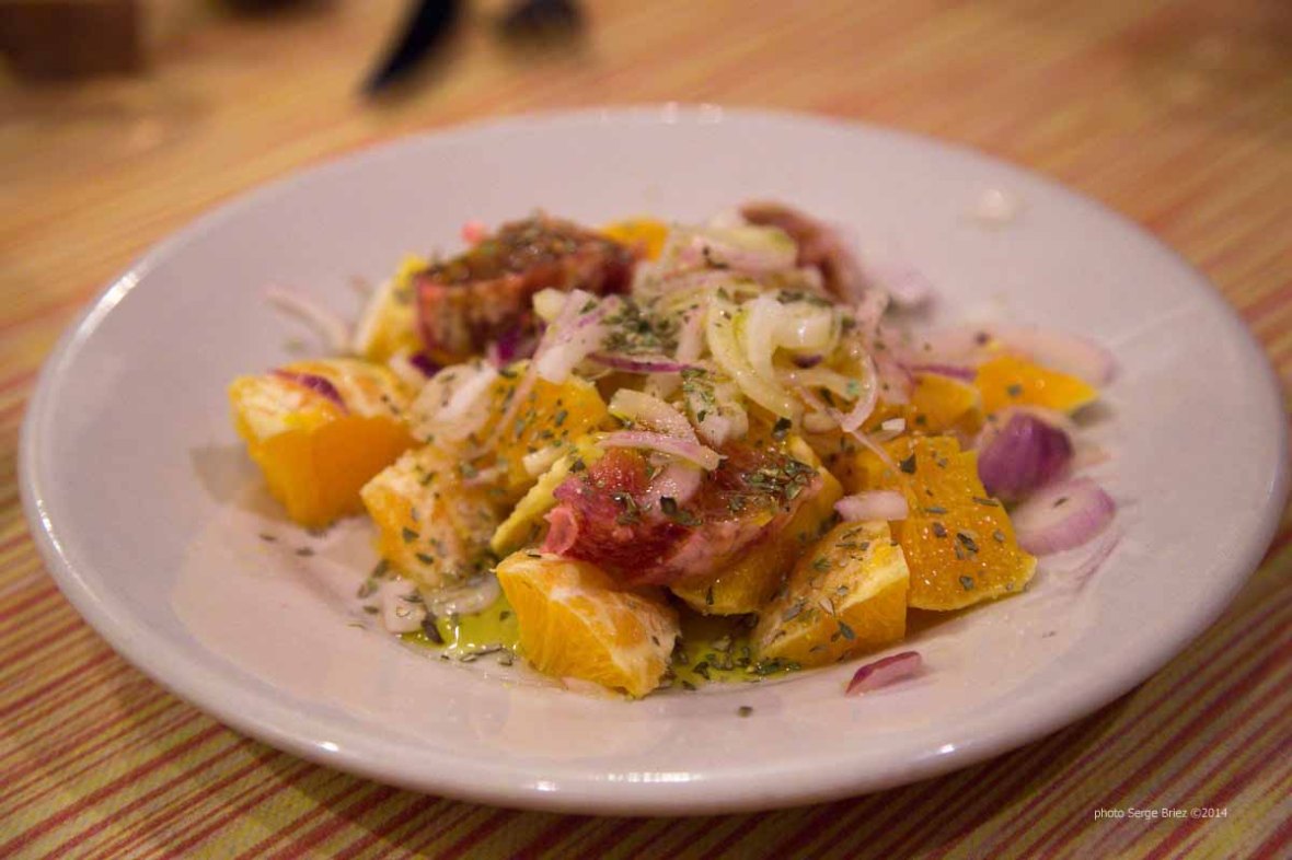Orange salad with sweet onions, basil and olive oil at "Do Scogghiu" Via Domenico Scinà, 11, Syracuse photographed by Serge Briez ©2014 Cap médiations, Thera Explorer