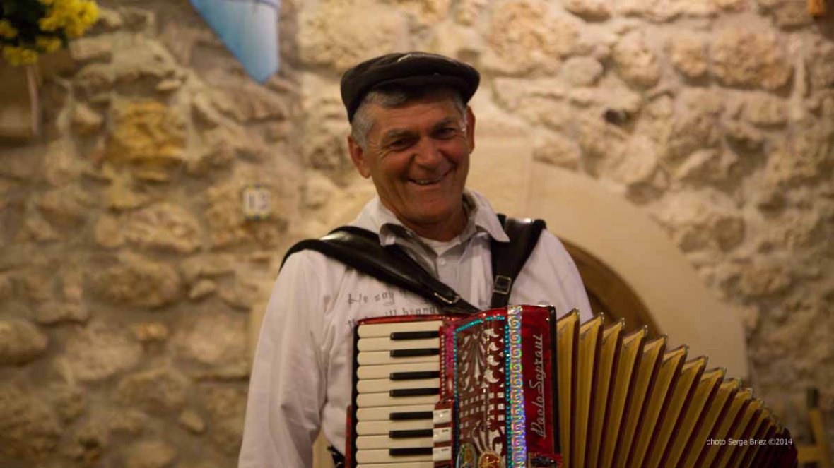 Street musician singing romantic Italian songs in The spaghetteria "Do Scogghiu" Ortigia Island, Syracuse photographed by Serge Briez ©2014 Cap médiations, Thera Explorer