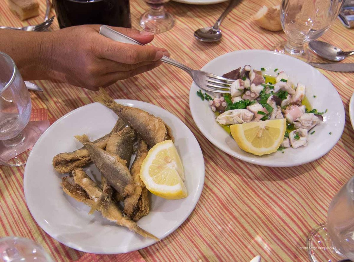 Fried fish and octopus in spaghetteria "Do Scogghiu" Ortigia Island, Syracuse photographed by Serge Briez ©2014 Cap médiations, Thera Explorer