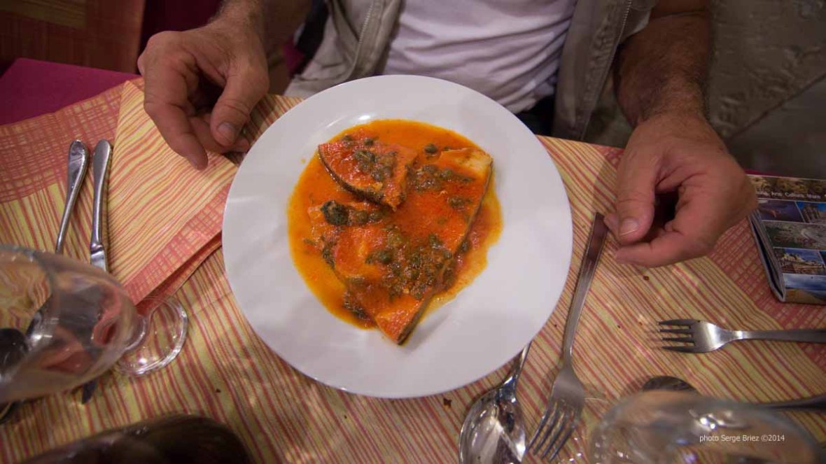Swordfish with capers in spaghetteria "Do Scogghiu" Ortygia Island, Syracuse, photographed by Serge Briez ©2014 Cap médiations, Thera Explorer
