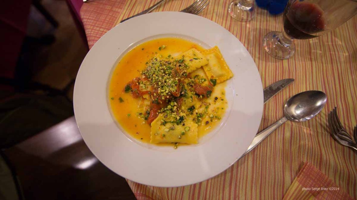 Ravioli with ricotta and pistachios in spaghetteria "Do Scogghiu" Ortigia Island, Syracuse,photographed by Serge Briez ©2014 Cap médiations, Thera Explorer
