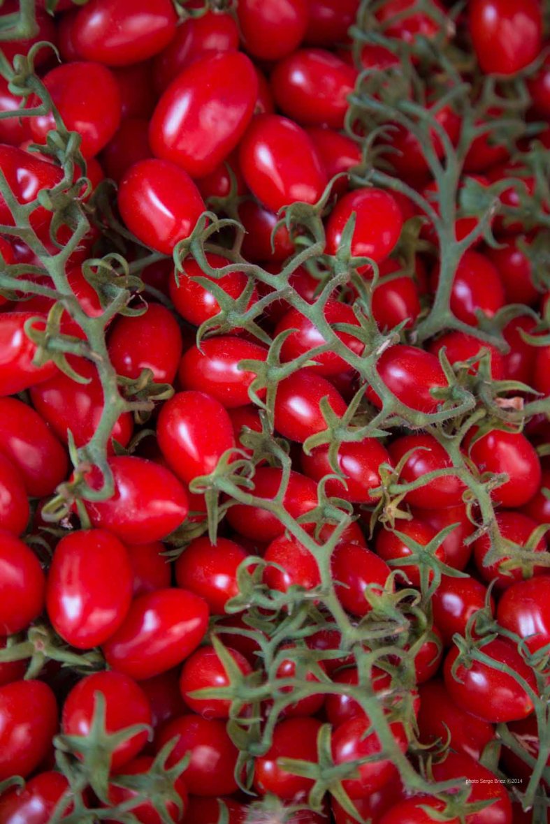 Fresh Tomatoes in market Ortygia, Syracuse photographed by Serge Briez ©2014 Cap médiations, Thera Explorer
