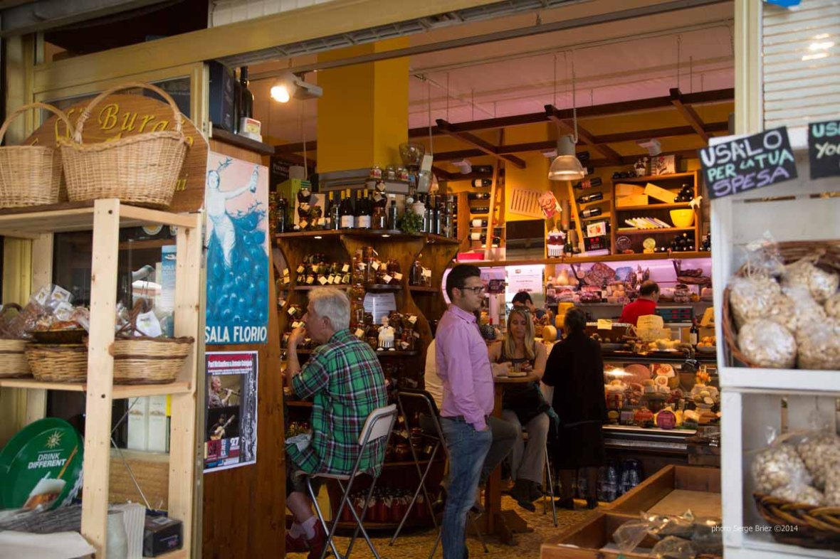 Delicatessen Fratelli Burgio, Piazza Battisti, Syracuse photographed by Serge Briez ©2014 Cap médiations, Thera Explorer