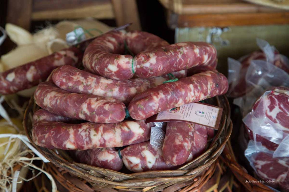 Sausages with fennel, white wine and pepper, delicatessen Fratelli Burgio, Piazza Battisti, Syracuse photographed by Serge Briez ©2014 Cap médiations, Thera Explorer
