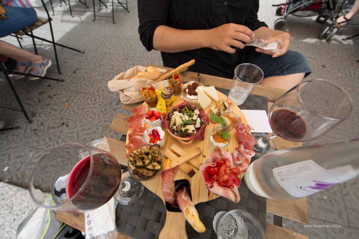 Platter of fresh products by Fratelli Burgio, enjoyed on the Piazza Battisti, Syracuse, photographed by Serge Briez ©2014 Cap médiations, Thera Explorer