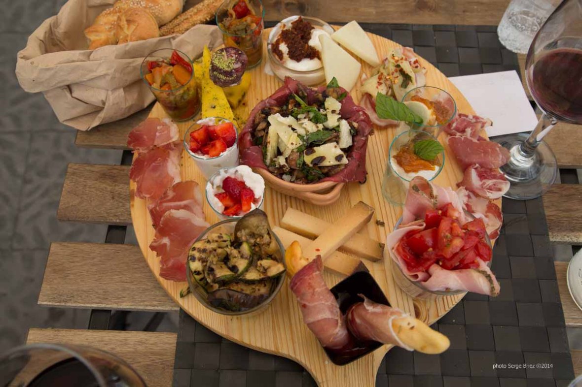 Platter of fresh products by Fratelli Burgio, enjoyed on the Piazza Battisti, Syracuse, photographed by Serge Briez ©2014 Cap médiations, Thera Explorer