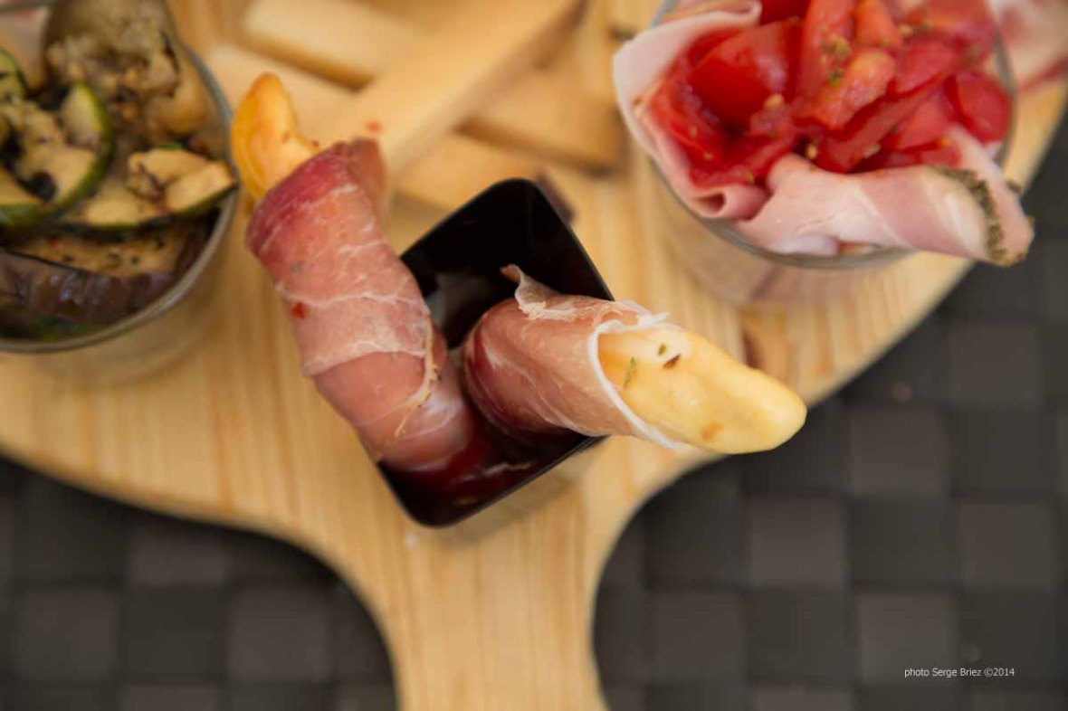 Platter of fresh products by Fratelli Burgio, enjoyed on the Piazza Battisti, Syracuse, photographed by Serge Briez ©2014 Cap médiations, Thera Explorer