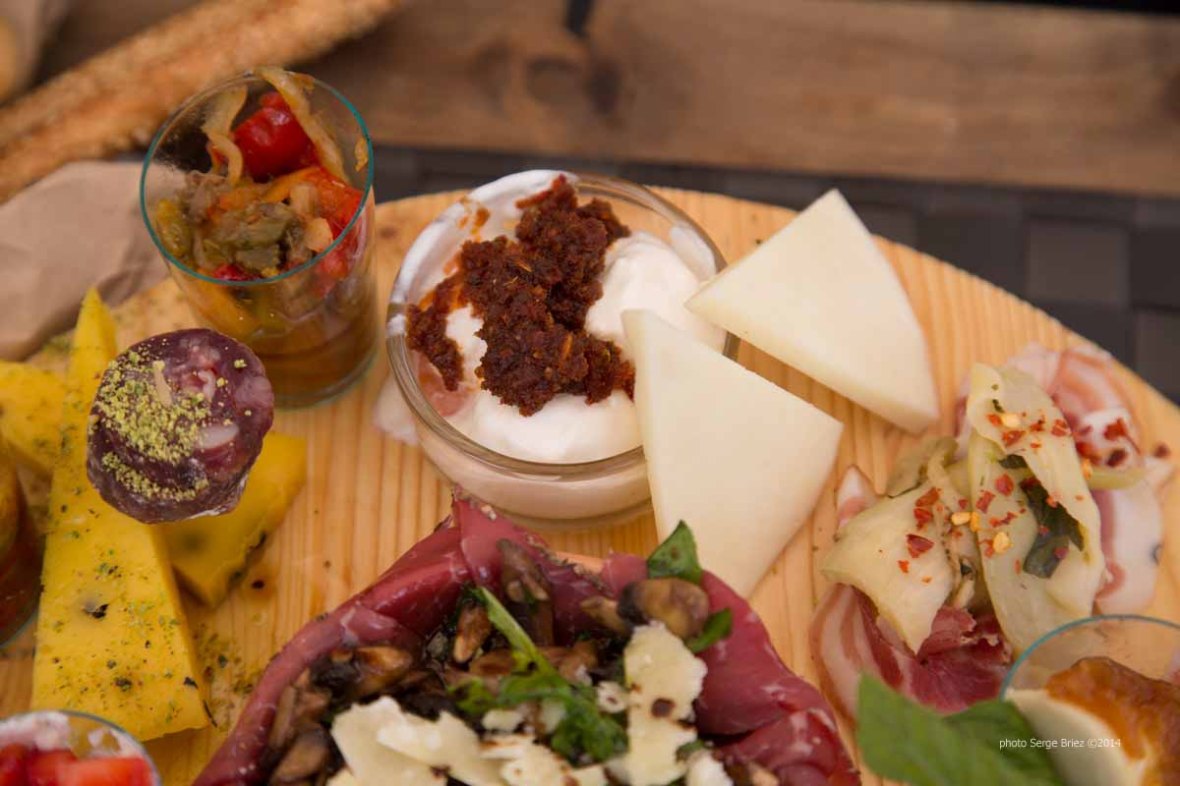 Platter of fresh products by Fratelli Burgio, enjoyed on the Piazza Battisti, Syracuse, photographed by Serge Briez ©2014 Cap médiations, Thera Explorer