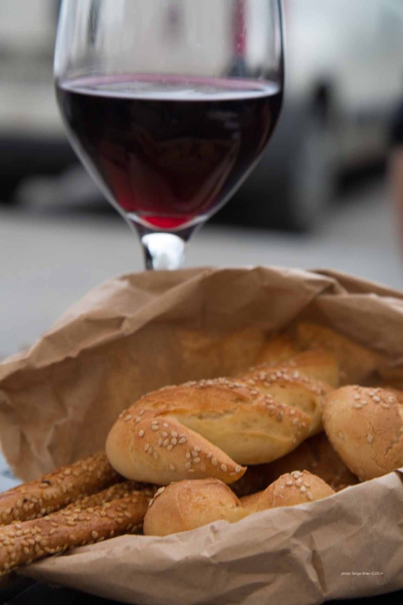 Wine, bread and breadsticks to wait before the platter of fresh selected products by Fratelli Burgio, enjoyed on the Piazza Battisti, Syracuse, photographed by Serge Briez ©2014 Cap médiations, Thera Explorer