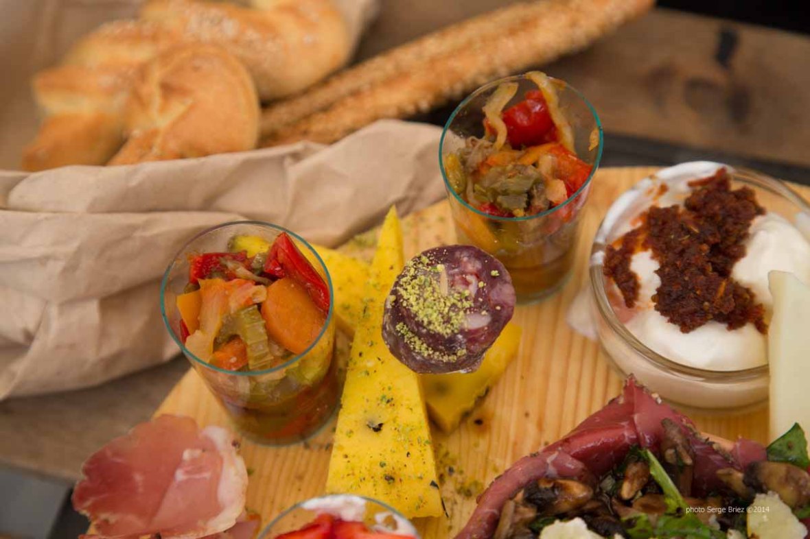 Platter of fresh products by Fratelli Burgio, enjoyed on the Piazza Battisti, Syracuse, photographed by Serge Briez ©2014 Cap médiations, Thera Explorer