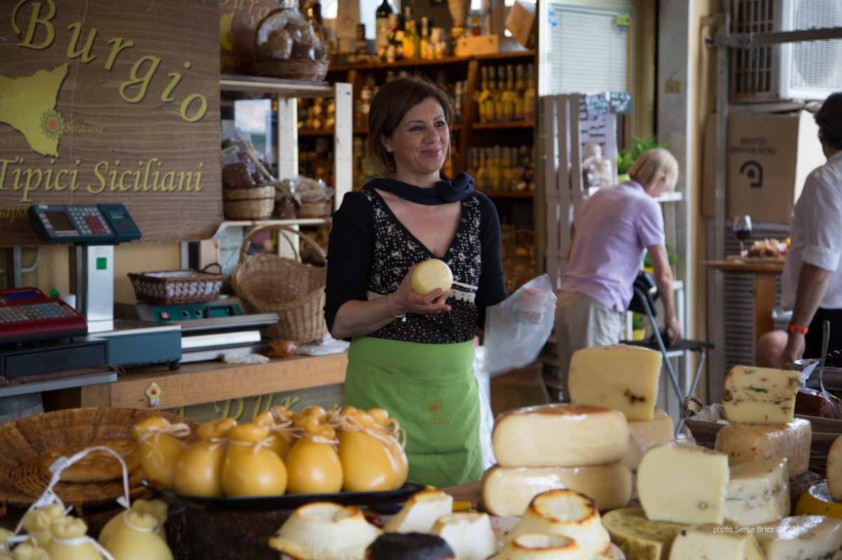 Cheeses, meats and salads in front of delicatessen food Fratelli Burgio, Piazza Battisti, Syracuse photographed by Serge Briez ©2014 Cap médiations, Thera Explorer